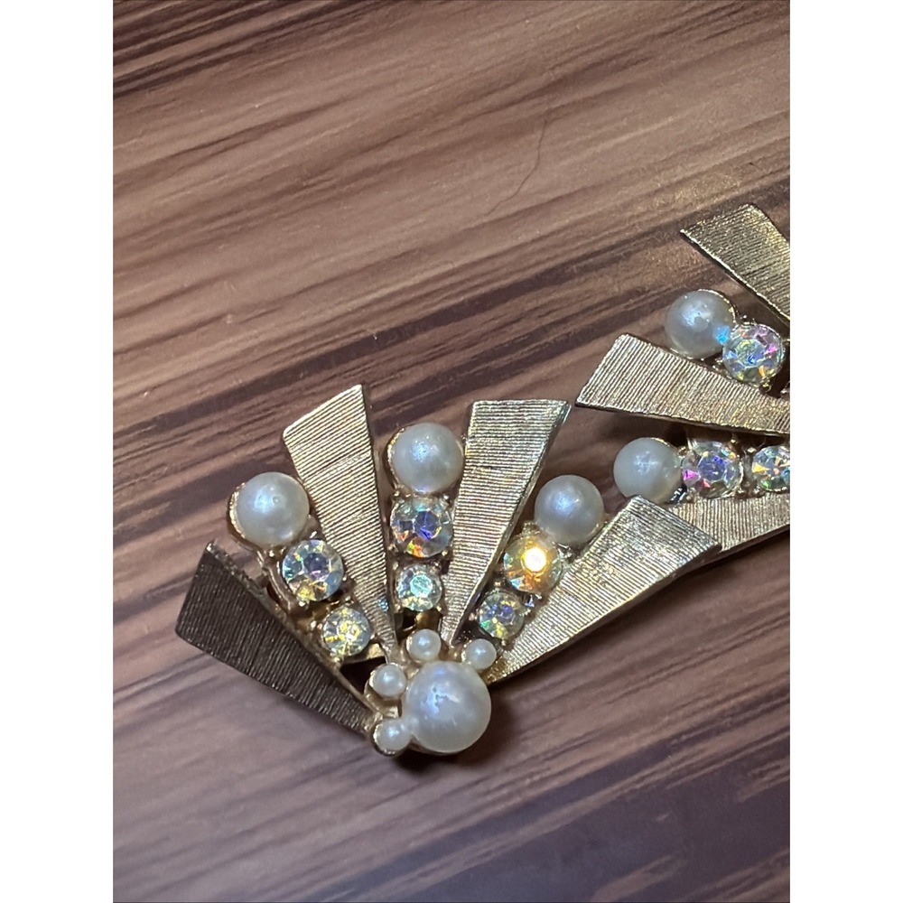 Vintage ART Signed Gold Tone Aurora Borealis Rhinestone Faux Pearl Clip Earrings - Picture 5 of 9